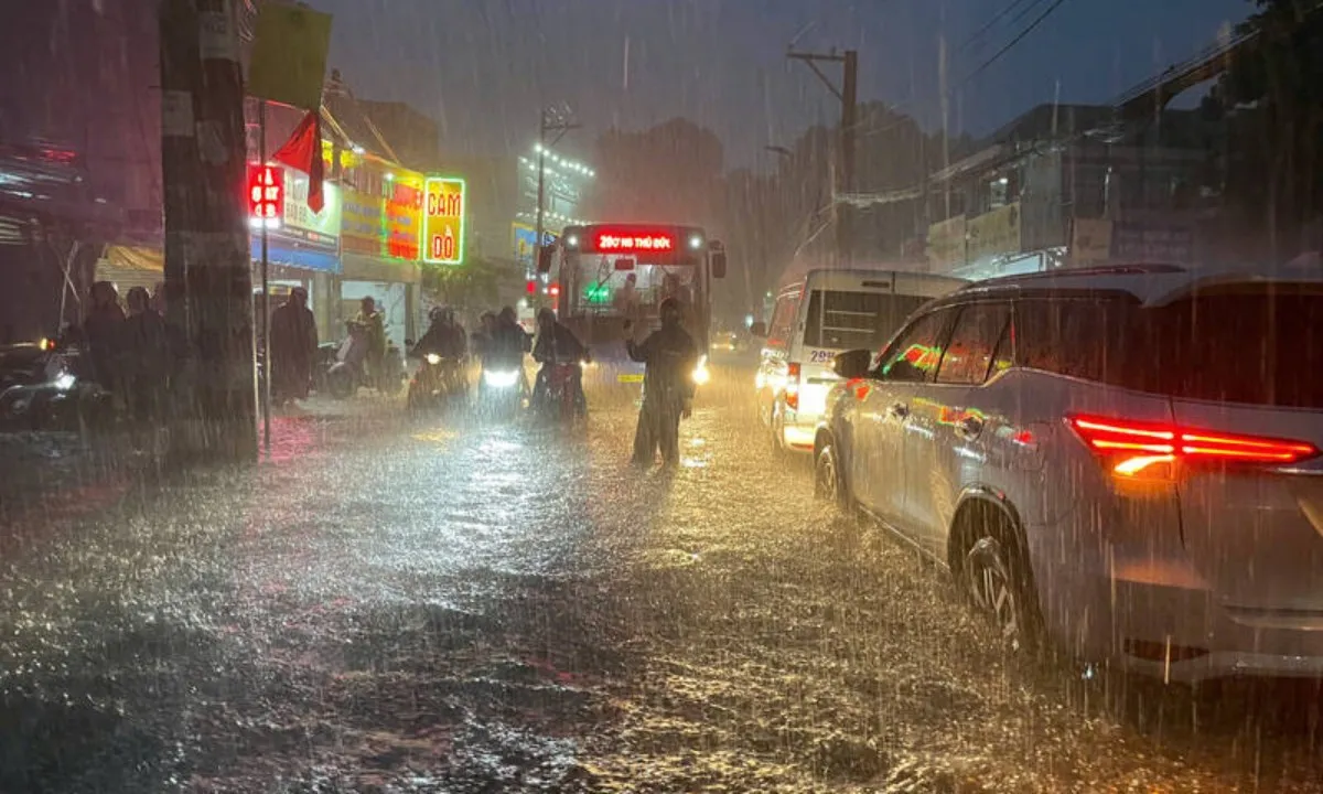 Mưa lớn bất ngờ trút xuống TPHCM, nhiều nơi ngập nặng