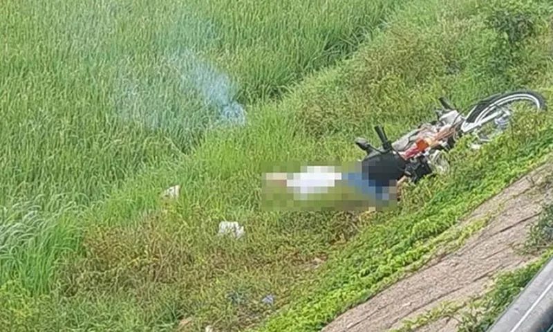 Người đàn ông chết bên xe máy trên bờ ruộng, nghi do tai nạn giao thông