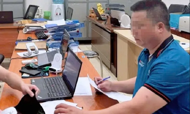 Công an làm việc với người giật chìa khóa xe khách trên đường vành đai 3 