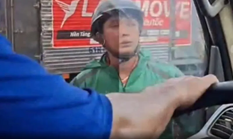 Clip: Suýt va chạm, tài xế mặc áo Grab dùng cây sắt đập kính chiếu hậu xe tải