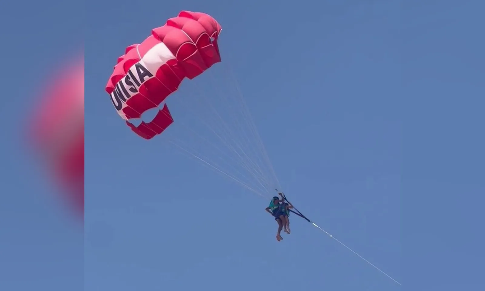 Khách du lịch bị người điều khiển dù lượn xâm hại tình dục giữa không trung tại Tunisia