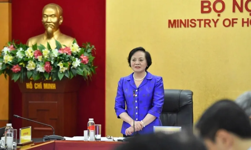 Bộ Nội vụ cử 34 cán bộ hỗ trợ địa phương