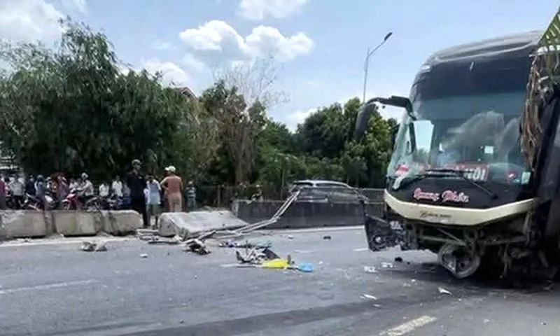 Xe khách tông xe máy đi cùng chiều, hai người tử vong tại chỗ