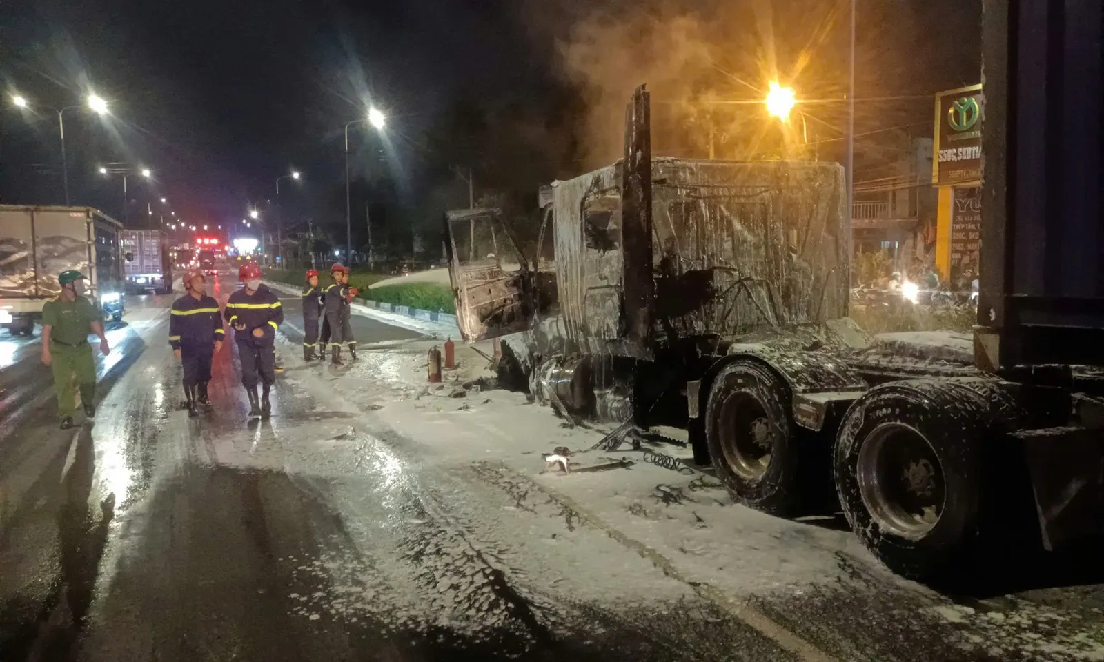 Cháy xe đầu kéo container trên đường Mỹ Phước - Tân Vạn, cabin bị thiêu rụi