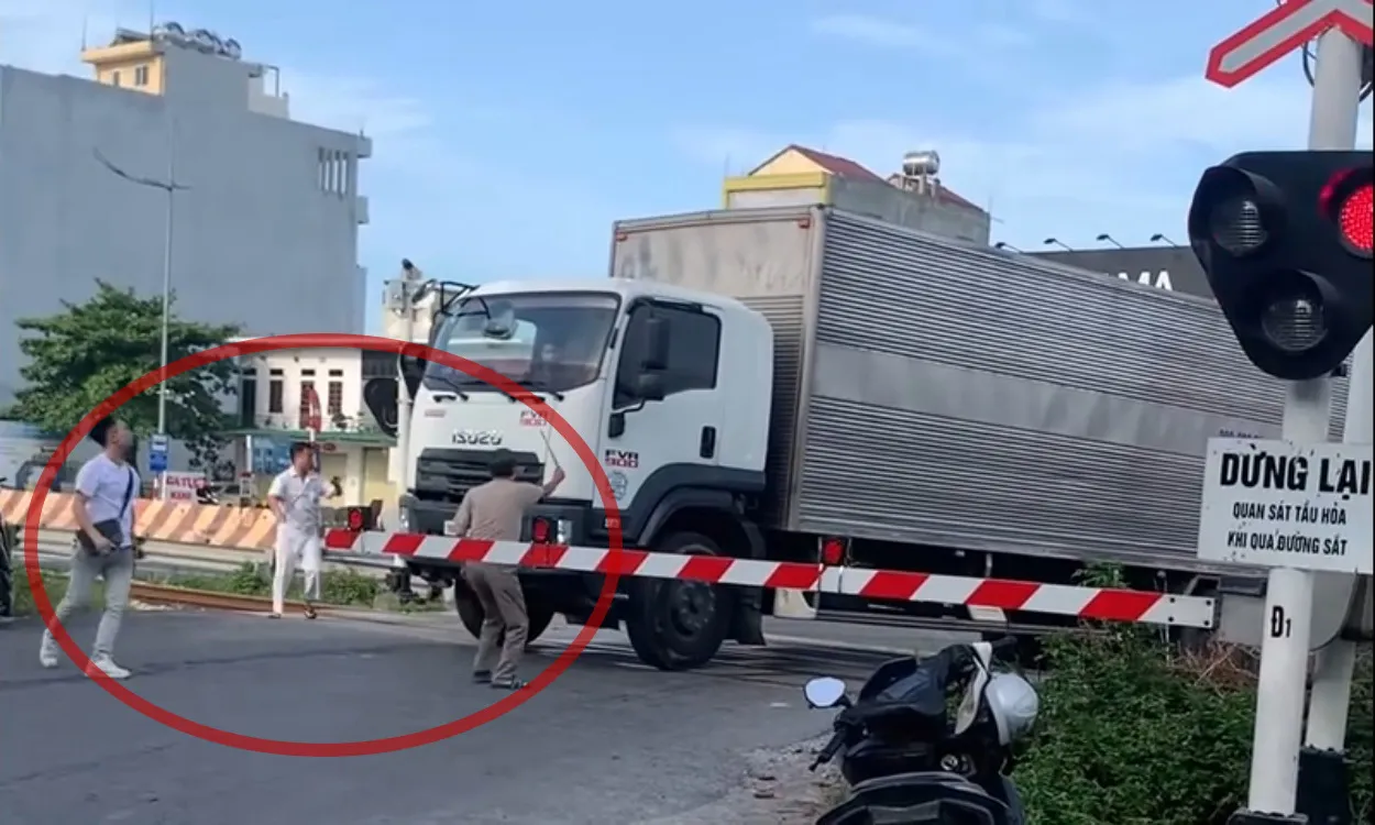 Video clip: Xe tải cố vượt rào chắn đường sắt, người dân ngăn chặn kịp thời
