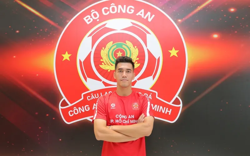 Tiến Linh chính thức ra mắt CLB Công an TP.HCM (Ảnh: Cahcmfc)