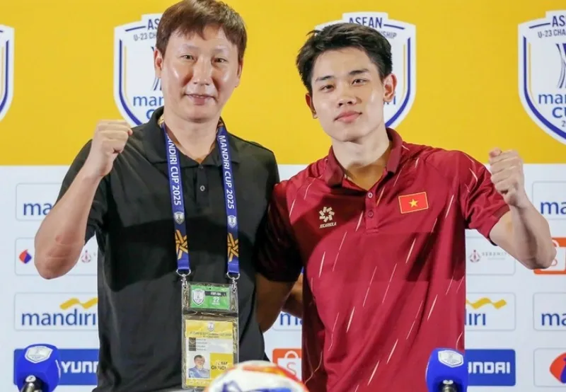 Thầy Kim chú trọng việc kết nối với các cầu thủ trong phòng thay đồ (Ảnh: YONHAP)