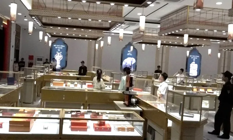 Lực lượng công an kiểm tra cơ sở kinh doanh mang tên Shop Việt Cẩm