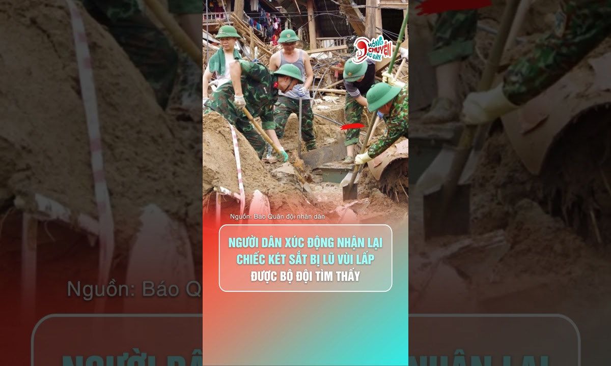 Xúc động: Bộ đội trao lại két sắt bị lũ vùi lấp cho người dân