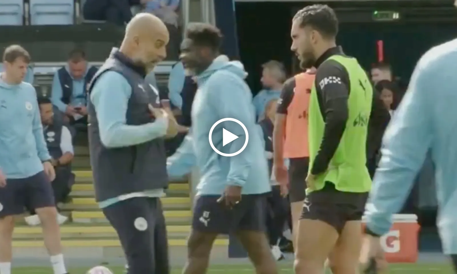 VIDEO: Pep sấy tân binh Man City mắc lỗi trên sân tập