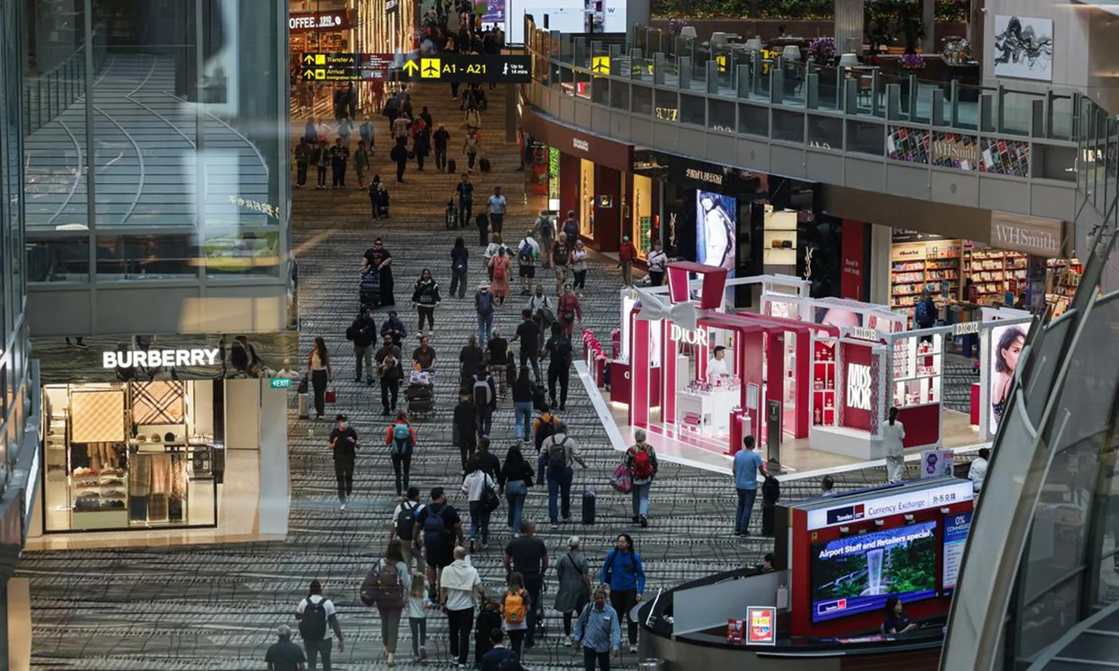 Trộm đồ khi quá cảnh tại Sân bay Changi, cặp đôi người Mỹ lĩnh án tù