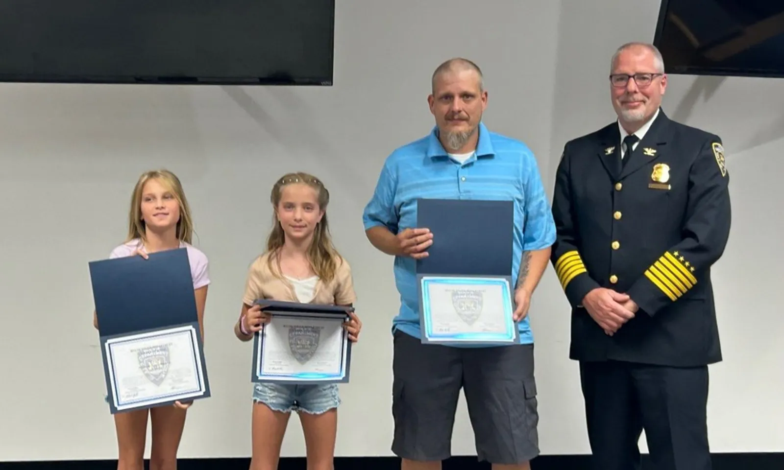 Cứu bé gái bất động dưới đáy hồ bơi, cặp song sinh 9 tuổi được ca ngợi là anh hùng