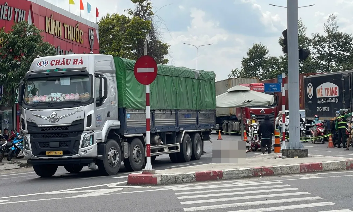 Xe tải đụng xe máy, người phụ nữ bị cán tử vong