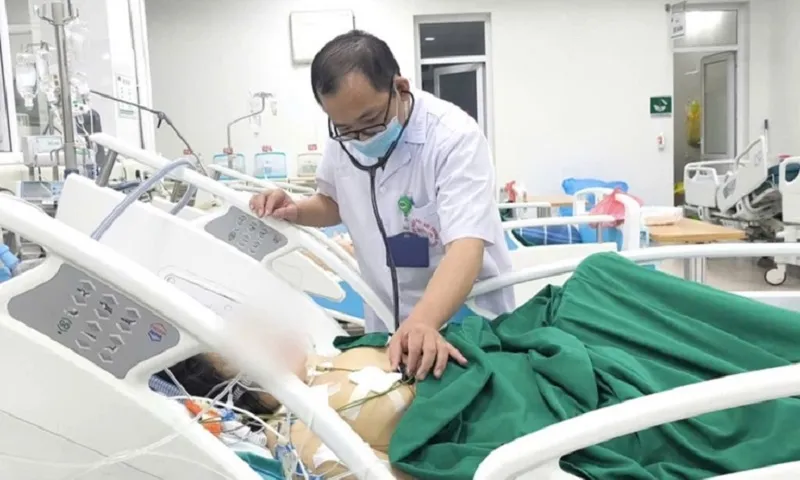 Bác sĩ chăm sóc bệnh nhân mắc bệnh sốt rét