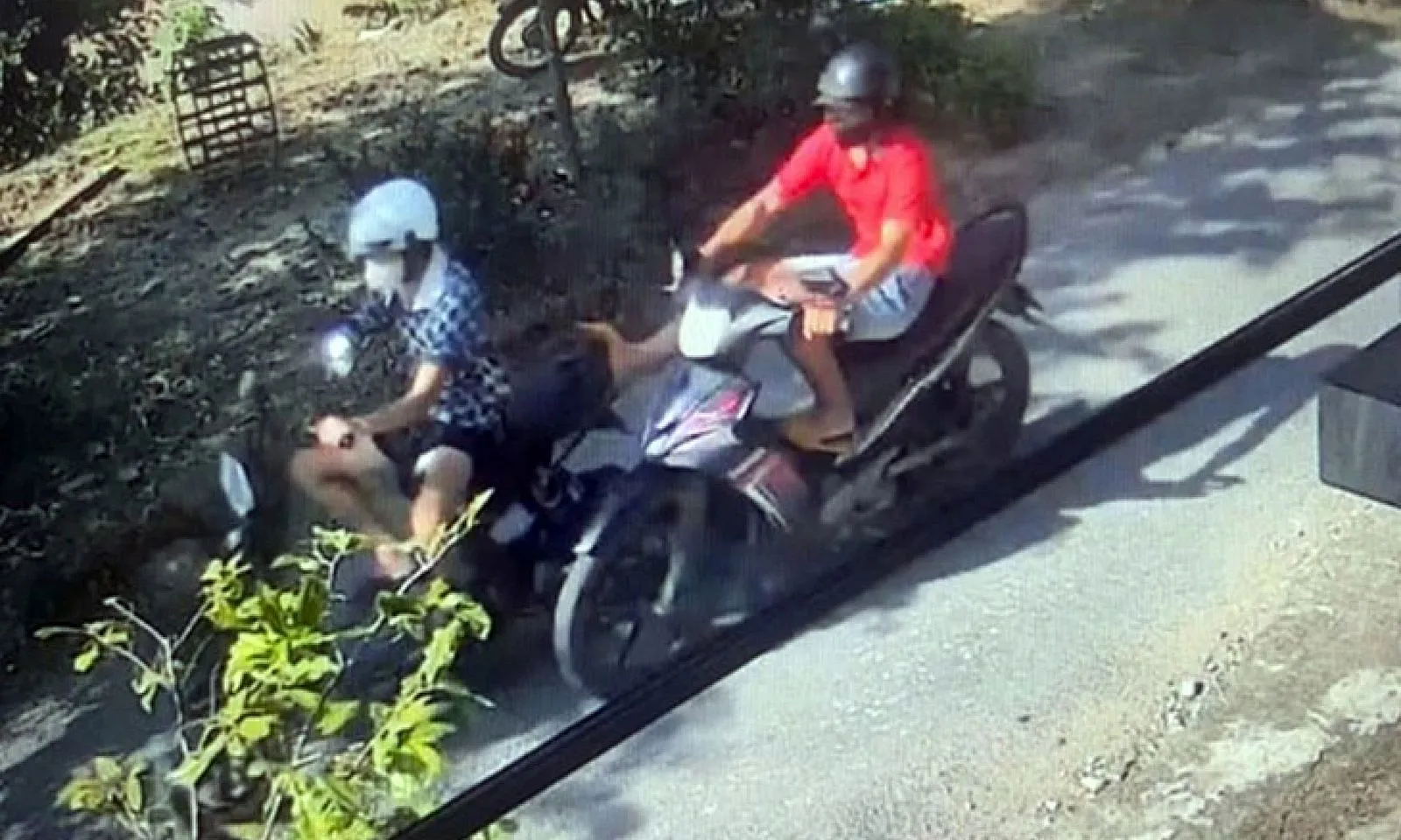 Cướp xe điện của học sinh rồi tông xe vào công an khi bị truy đuổi