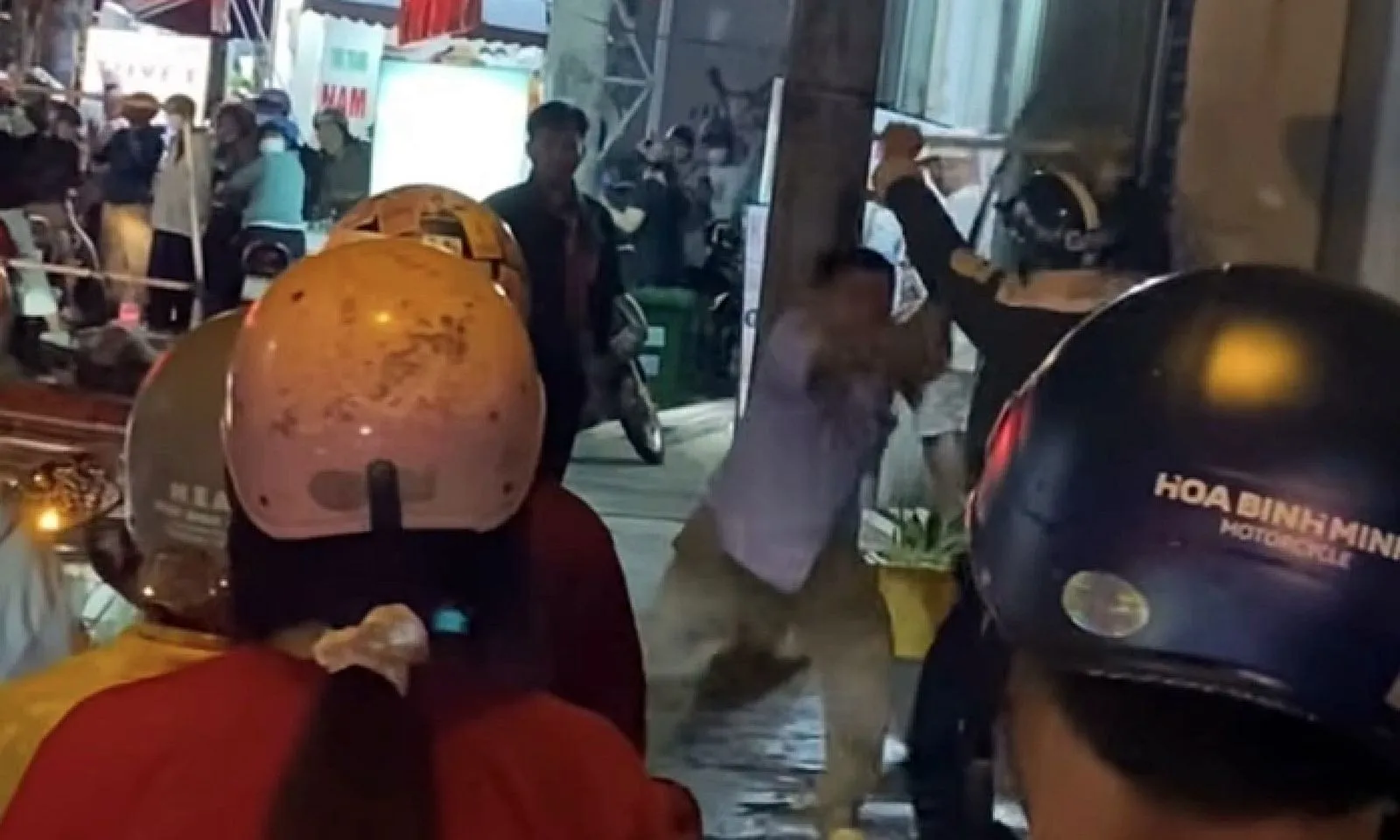 Xác định hai người đàn ông dùng gậy sắt đánh nhau giữa đường 