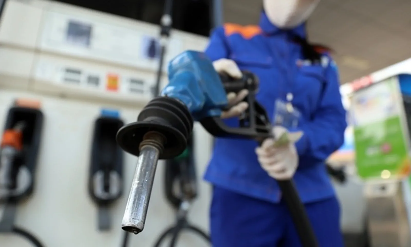 Giá xăng tăng, dầu giảm