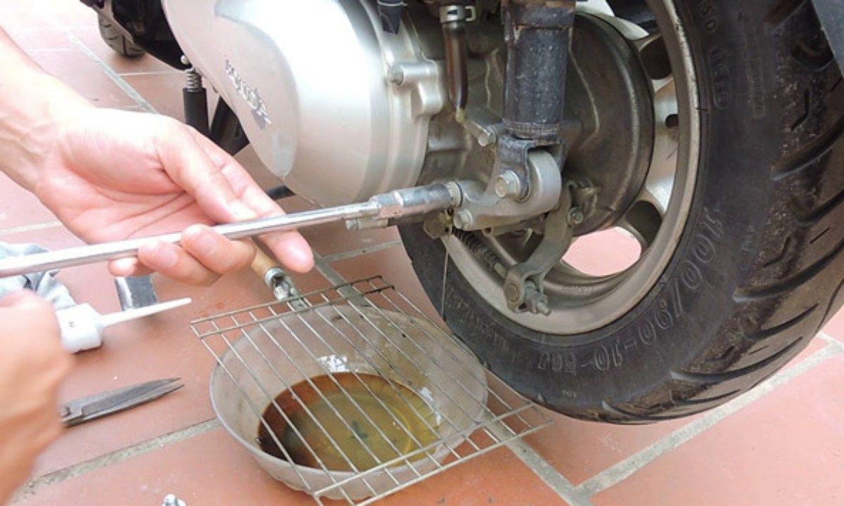 Cảnh báo từ bánh sau xe tay ga: Đừng “lãng quên” dầu hộp số