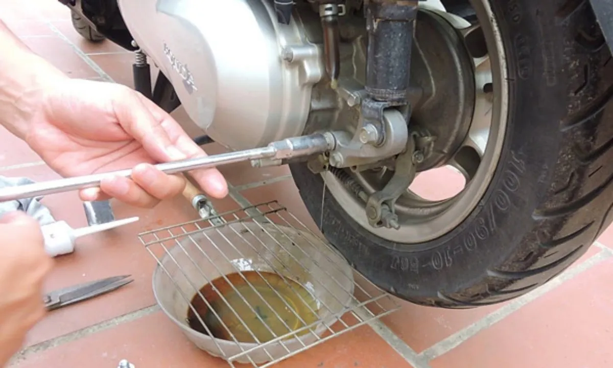Cảnh báo từ bánh sau xe tay ga: Đừng “lãng quên” dầu hộp số