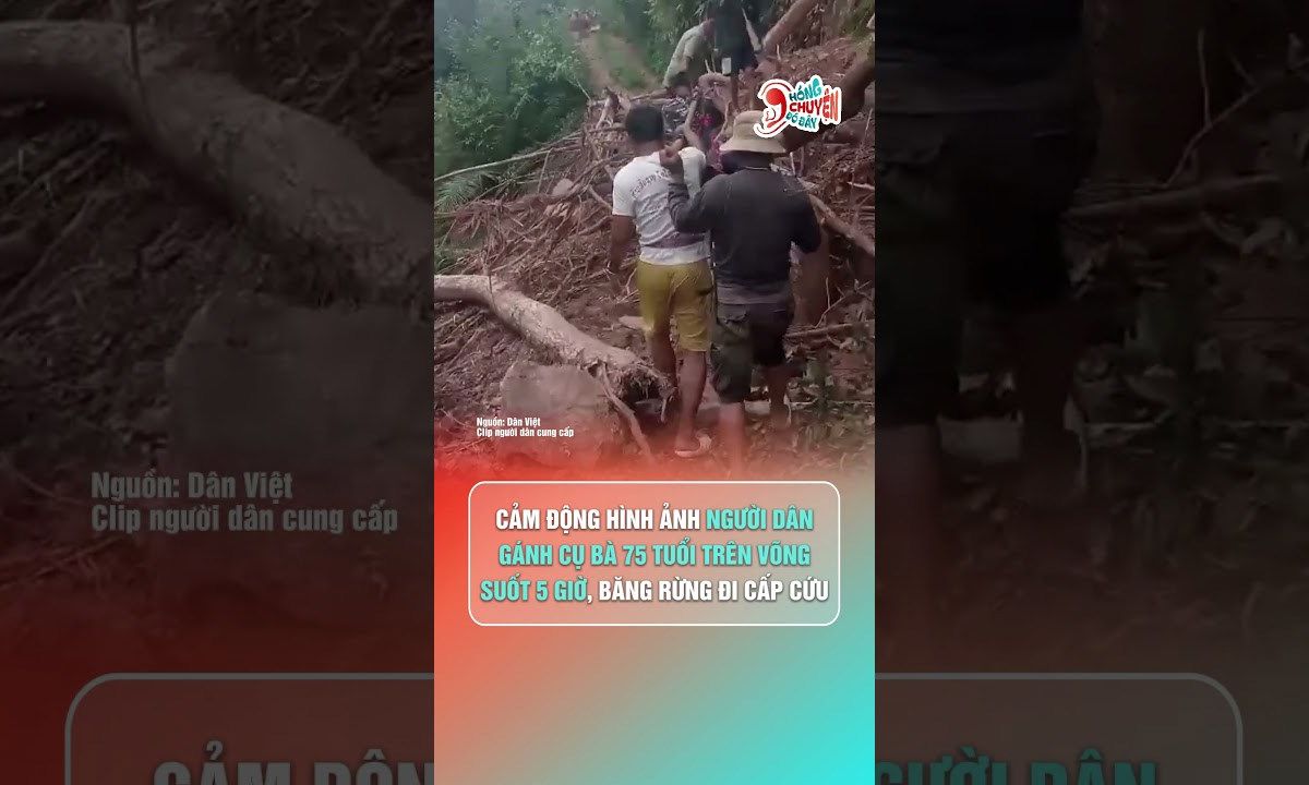 Xúc động hình ảnh người dân gánh cụ bà trên võng suốt 5 giờ băng rừng đi cấp cứu