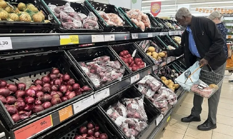 Mua sắm trong siêu thị ở London, Anh - Ảnh Xinhua