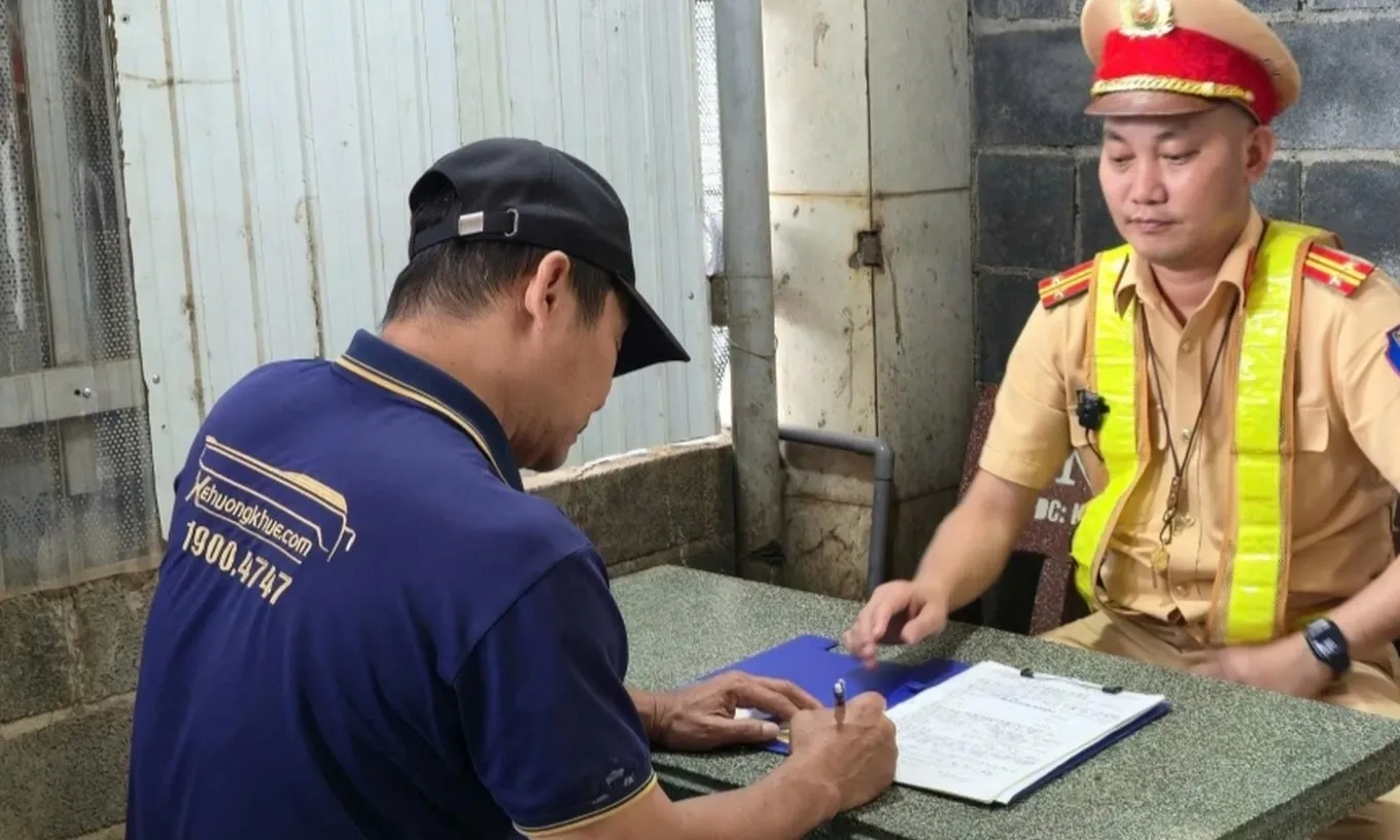 Tài xế xe khách vượt ẩu trên quốc lộ bị phạt 5 triệu đồng, trừ 2 điểm GPLX