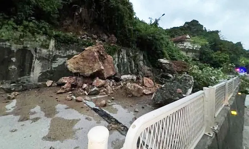 Sạt lở đất đá tại khu vực Dốc Đèo Bụt (Quảng Ninh) lúc 6h hơn ngày 7.8.2025. Ảnh Người dân cung cấp