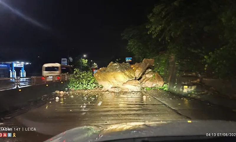 Sạt lở đất đá tại Km135+500 Quốc lộ 18, khu vực Dốc Đèo Bụt (Quảng Ninh) lúc 4h hơn ngày 7.8.2025. Ảnh Người dân cung cấp