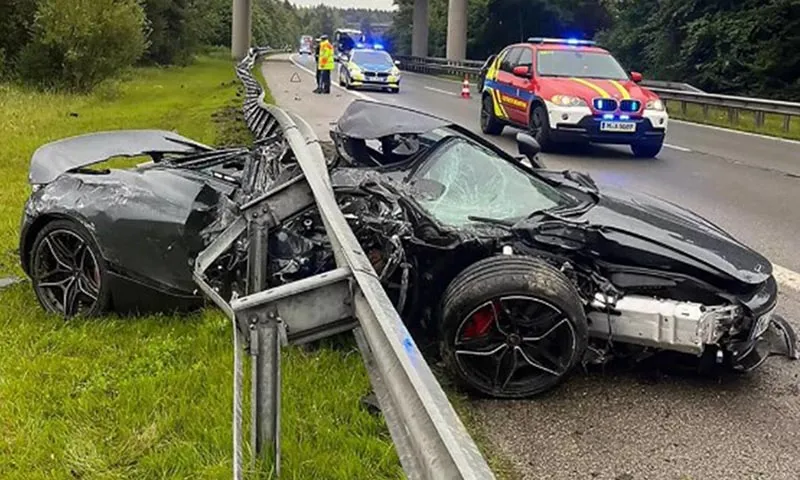 Siêu xe lao xuyên qua rào chắn, tài xế 61 tuổi sống sót kỳ diệu