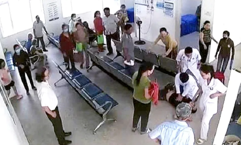 Sơ cứu bệnh nhân P. bị ngưng tim ngay tại chỗ phòng khám nội tim mạch - Ảnh Bệnh viện Đa khoa Trung ương Quảng Nam