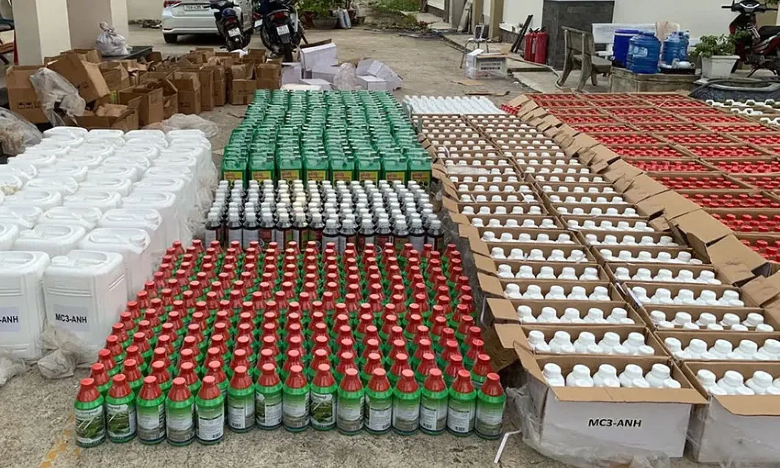 Phát hiện hai kho chứa gần 5.300 lít thuốc trừ sâu, thuốc diệt cỏ nhập lậu ở Tây Ninh
