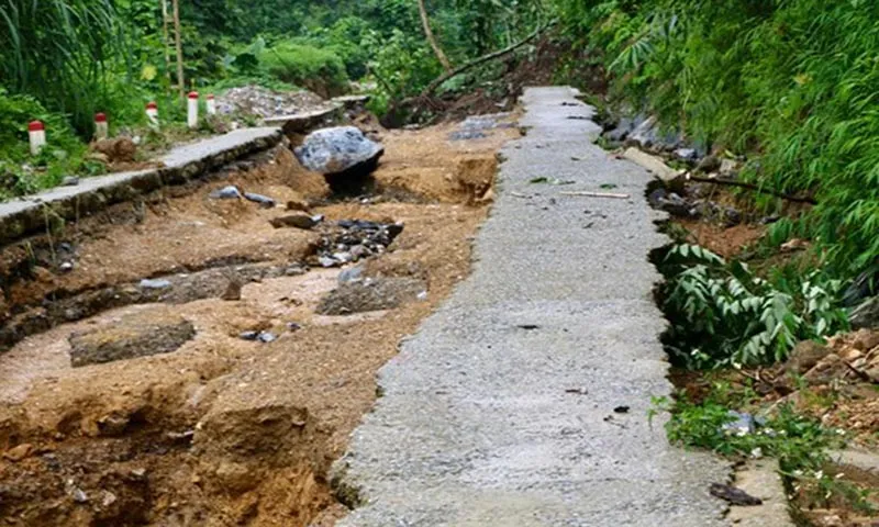 Tuyến đường nối xã Nguyên Phúc - Sỹ Bình đoạn qua huyện Bạch Thông (cũ) sạt lở nghiêm trọng Ảnh LĐO