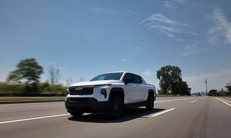 Phá kỷ lục, 1 lần sạc chiếc Chevrolet Silverado EV đi được 1.704 km!