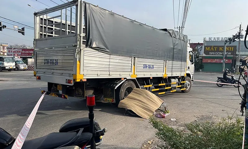 xe tải va chạm xe đạp nữ công nhân tử vong