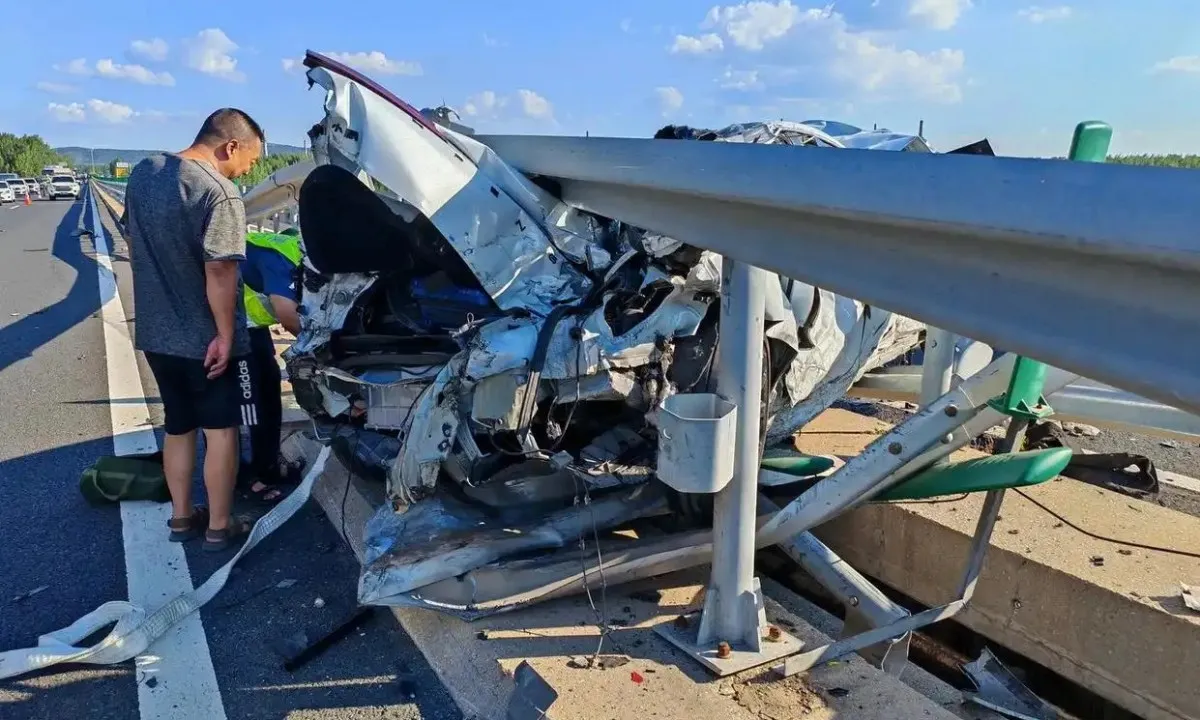 Thoát chết trong gang tấc, cặp đôi quyết định cưới ngay sau tai nạn trên cao tốc