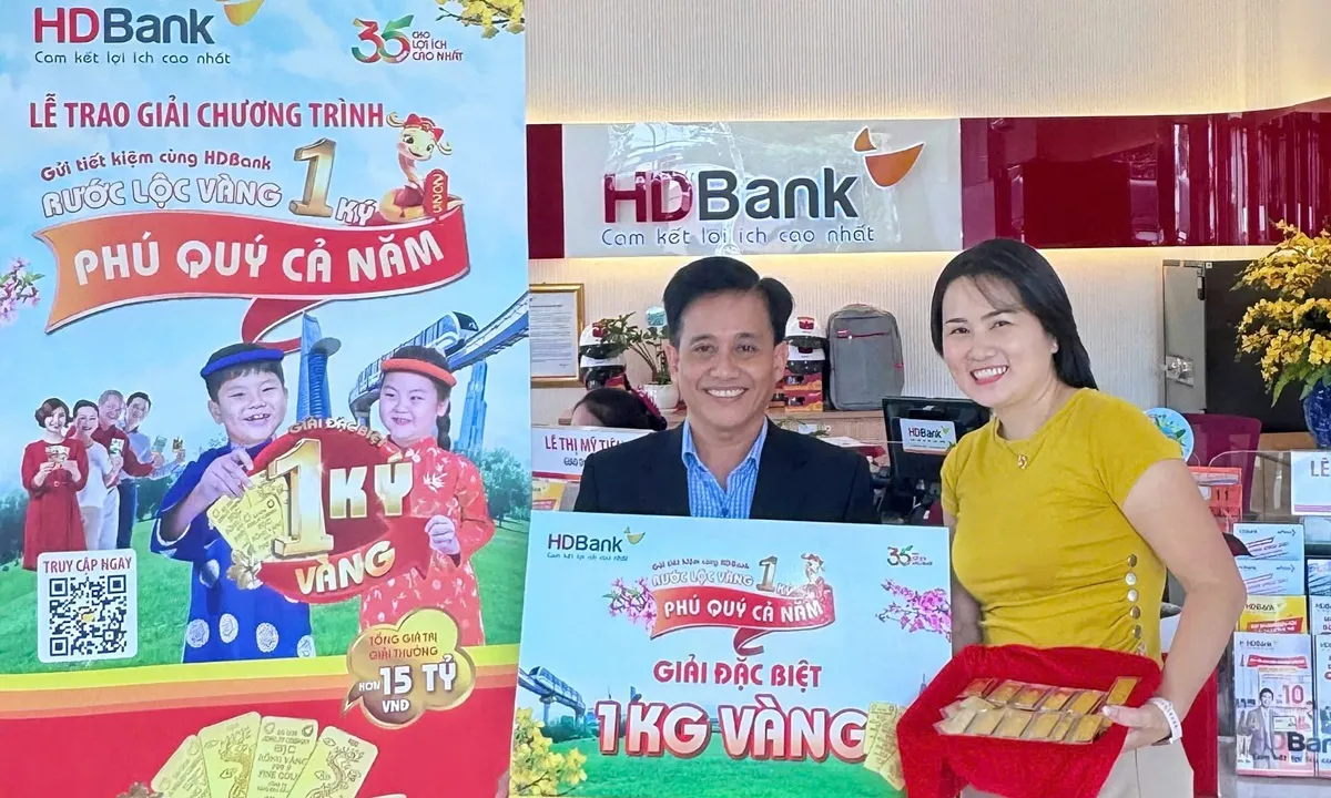 HDBank trao thưởng 1 ký vàng SJC cho nữ khách hàng tại TP.HCM