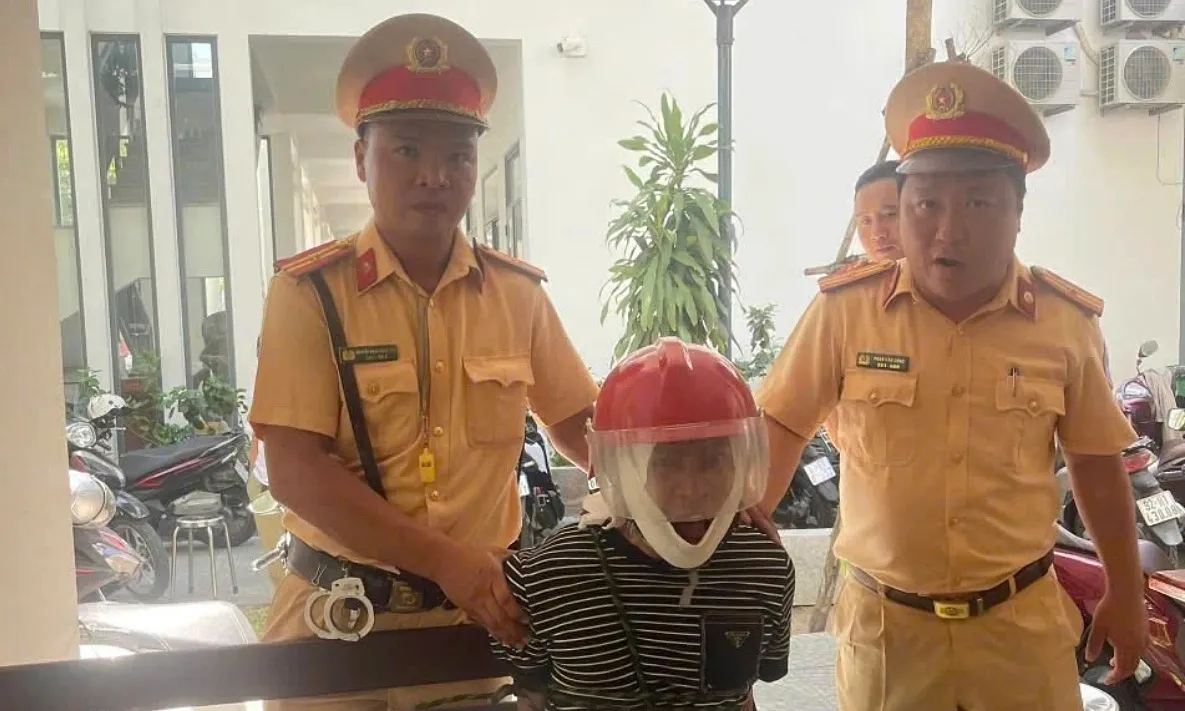 Tài xế công nghệ kịp thời cầu cứu CSGT khi chở khách có dấu hiệu “ngáo đá”