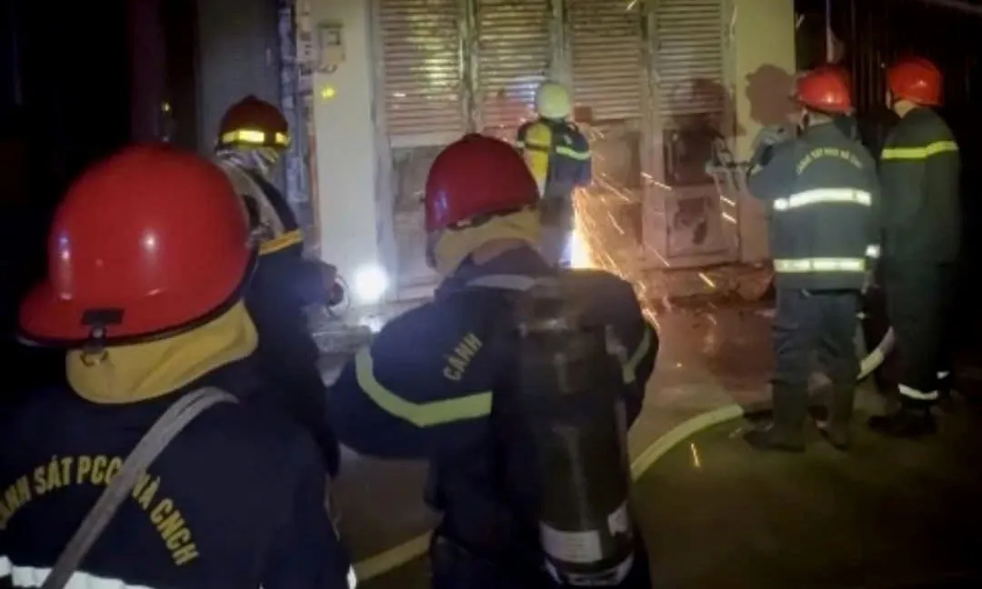 TPHCM: Cháy nhà dân lúc rạng sáng, 3 người may mắn thoát nạn