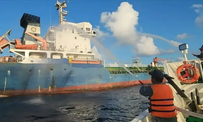 Dập tắt cháy tàu ngoài khơi TPHCM, 20 thuyền viên sẽ về bờ sáng 9/8