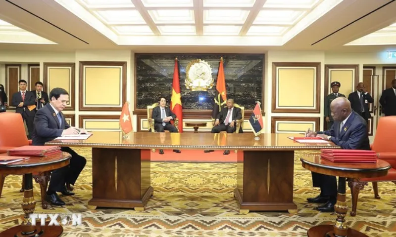 chu-tich-nuoc-luong-cuong-va-tong-thong-angola-chung-kien-le-ky-van-kien-hop-tac-giua-hai-nuoc-8196818-2