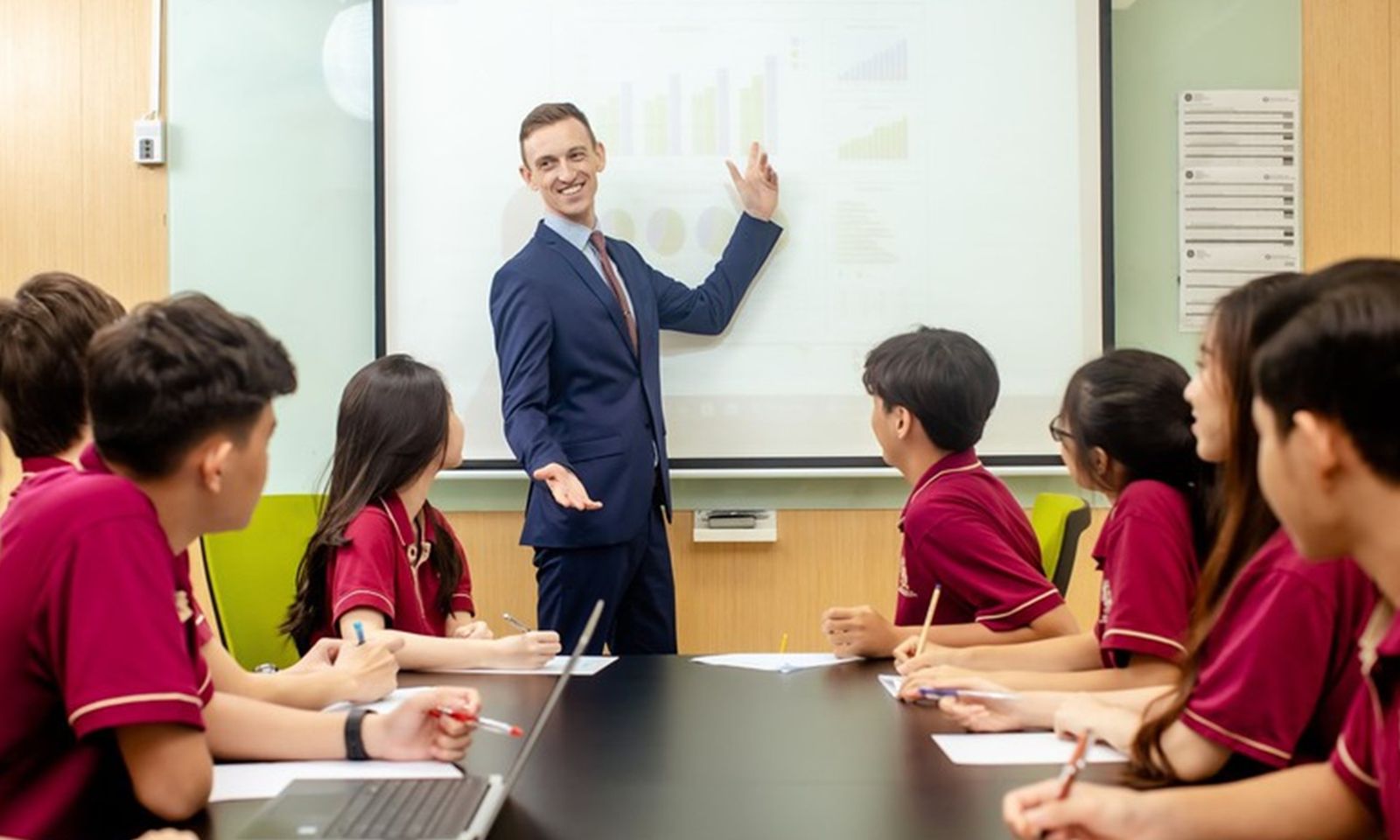 Áp dụng quy định mới về dạy và học bằng tiếng nước ngoài từ ngày 25/9