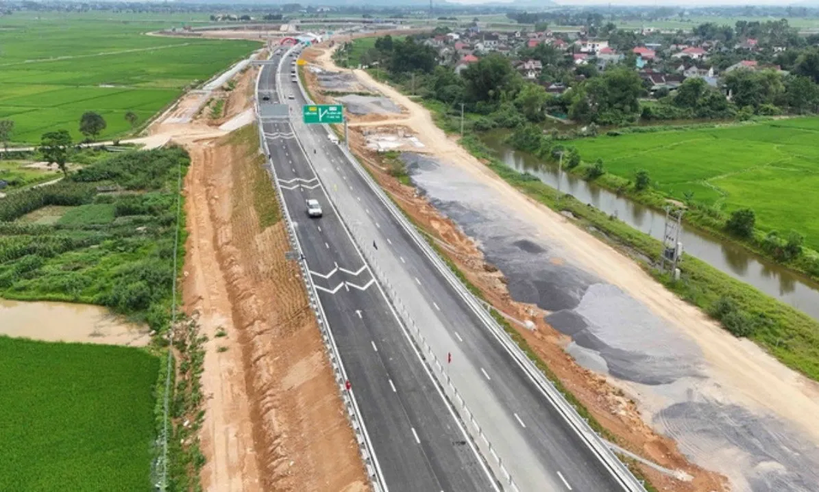 Thủ tướng: Tăng tốc, dồn lực hoàn thành 3.000 km cao tốc trong năm 2025