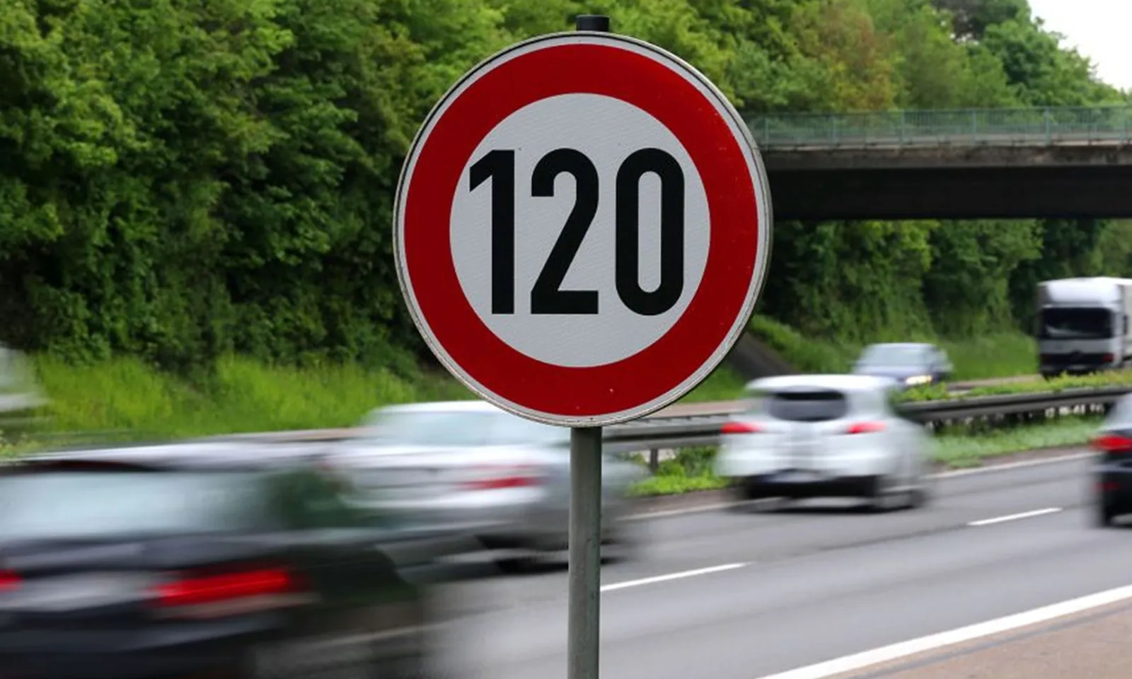 Lái xe với tốc độ 320 km/h trên đường cao tốc, một tài xế bị phạt 27 triệu đồng