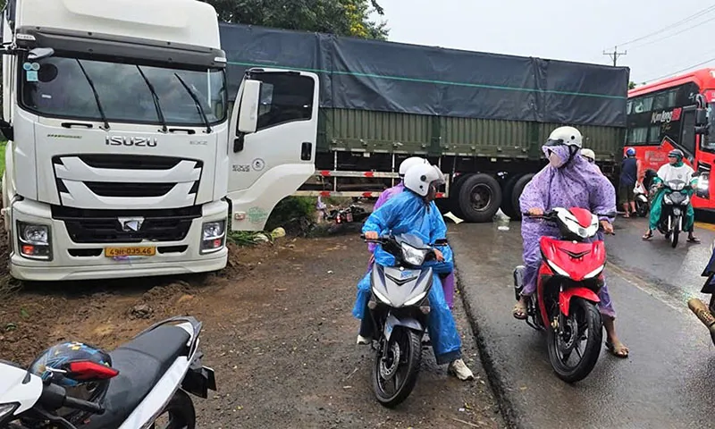 Xe đầu kéo đụng 2 xe máy, 1 người chết, 2 bị thương