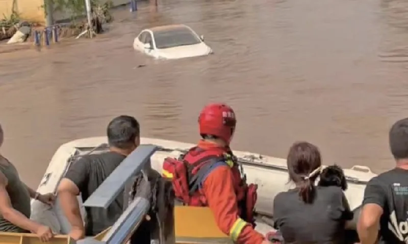“Người hùng máy xúc” cứu hơn 100 người giữa lũ lịch sử ở Trung Quốc
