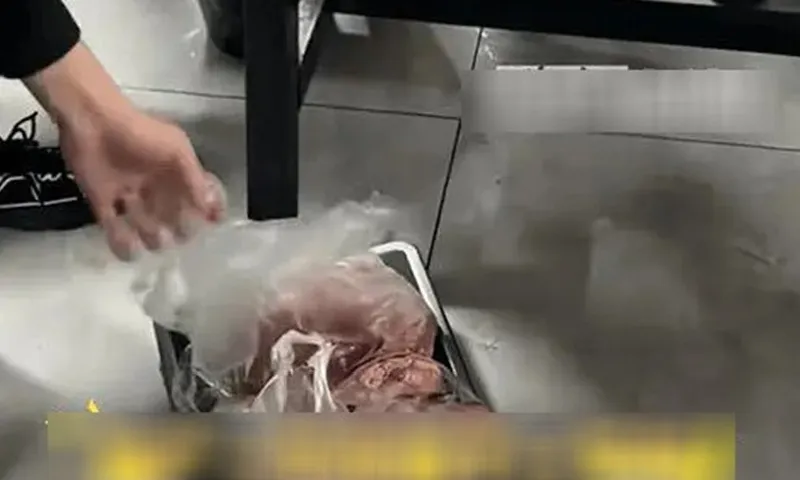 Hai phụ nữ giấu hơn 20kg thịt trong ba lô sau khi ăn buffet