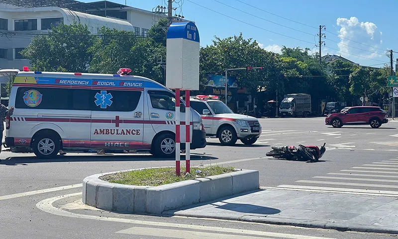 Ô tô đụng xe máy vượt đèn đỏ, nam shipper tử vong 