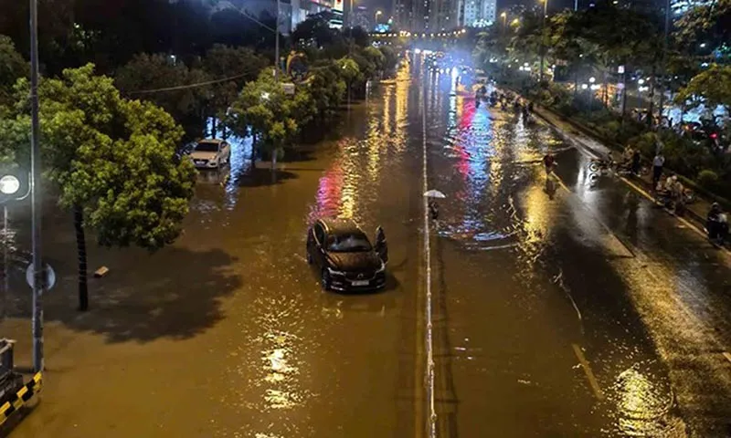 Ngập úng trên đường Võ Chí Công tối 58 Ảnh LĐO