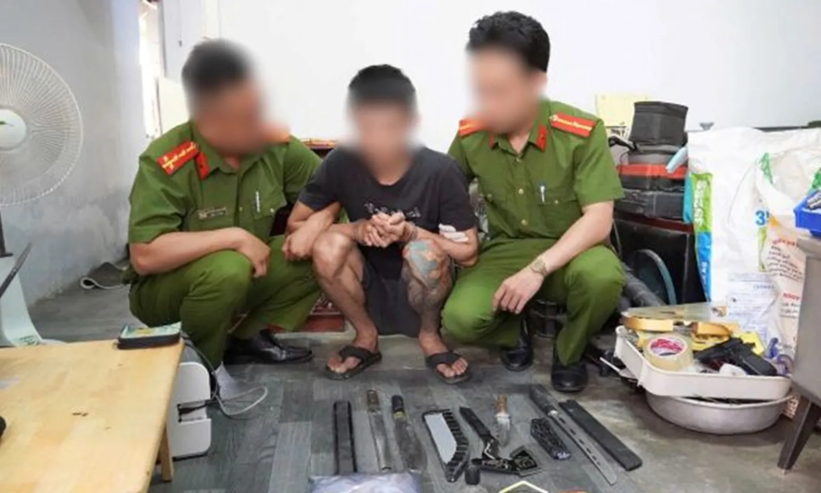 Bắt quả tang đối tượng tàng trữ trái phép chất ma túy mang theo nhiều dao, kiếm tự chế