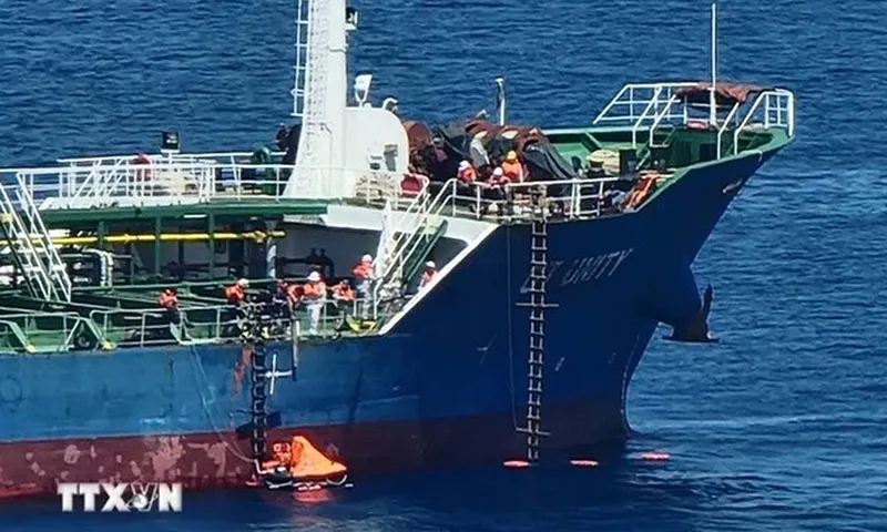 Thuyền viên tàu GT xuống phương tiện cứu hộ